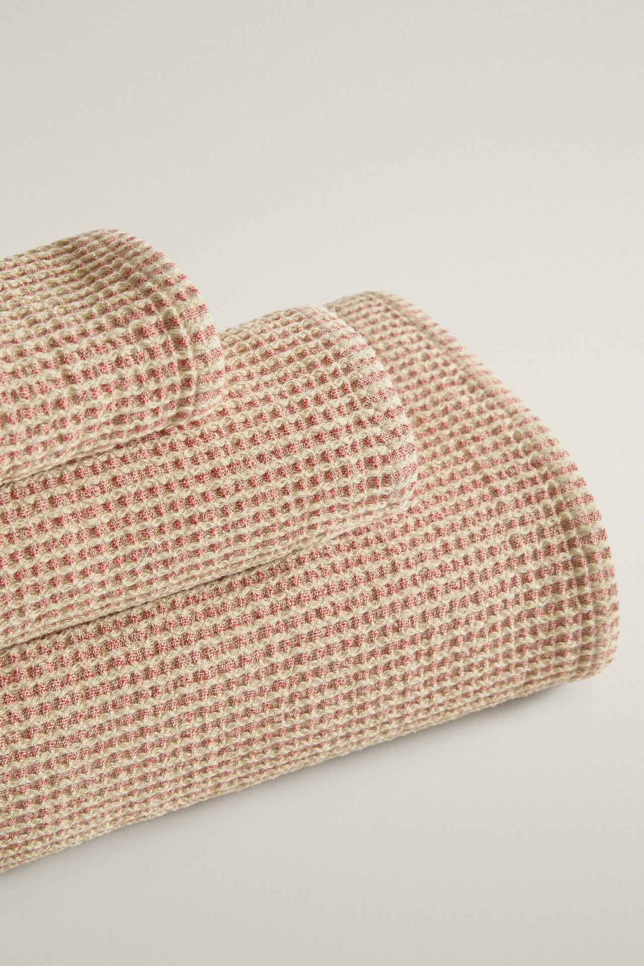 TWO-TONE WAFFLE BATH TOWEL — Red