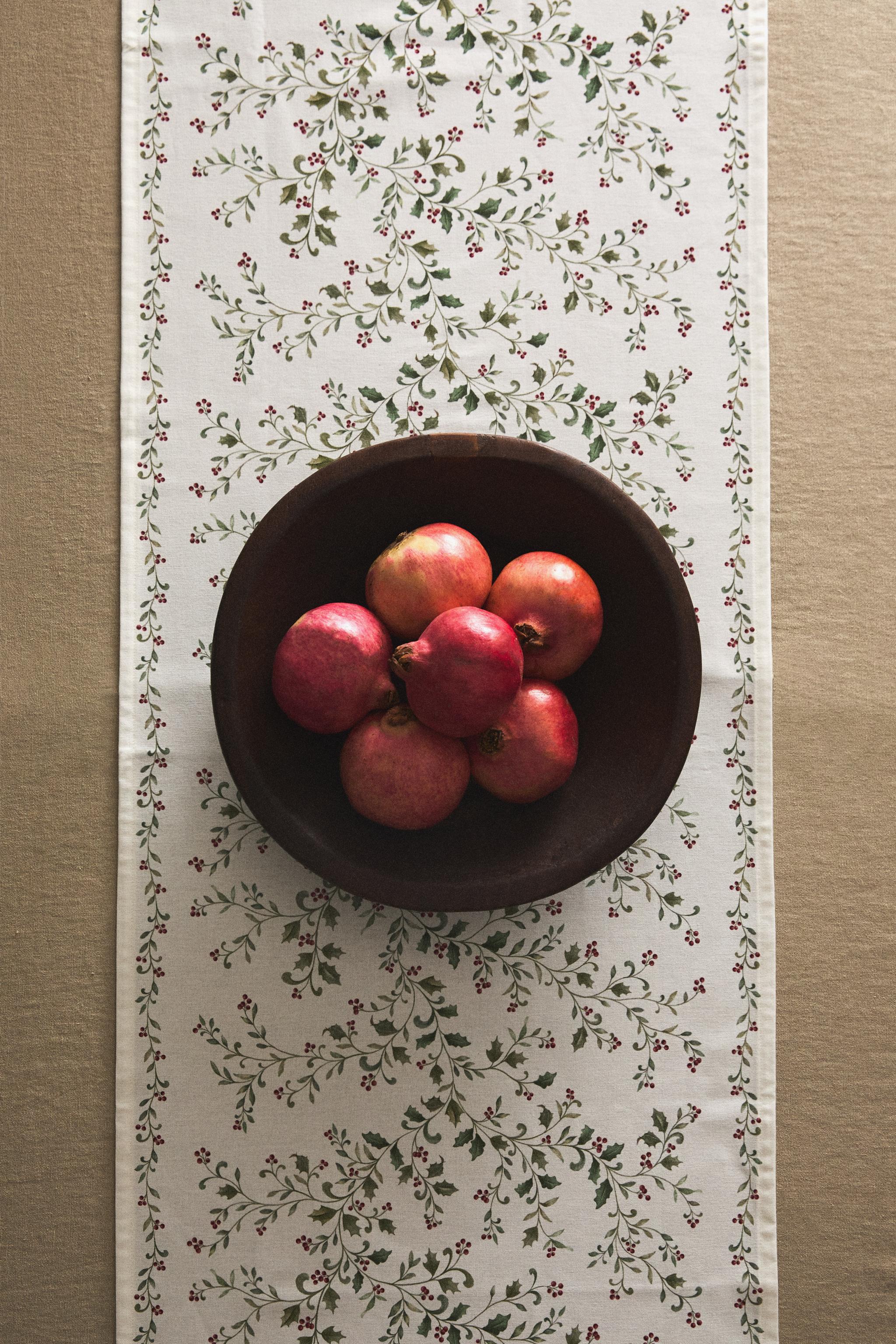 CHRISTMAS HOLLY LEAF TABLE RUNNER
