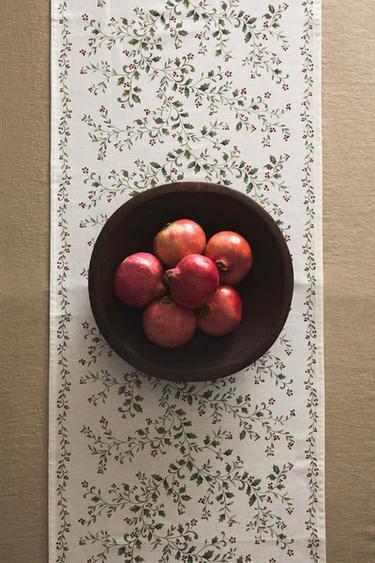 CHRISTMAS HOLLY LEAF TABLE RUNNER - Green by Zara