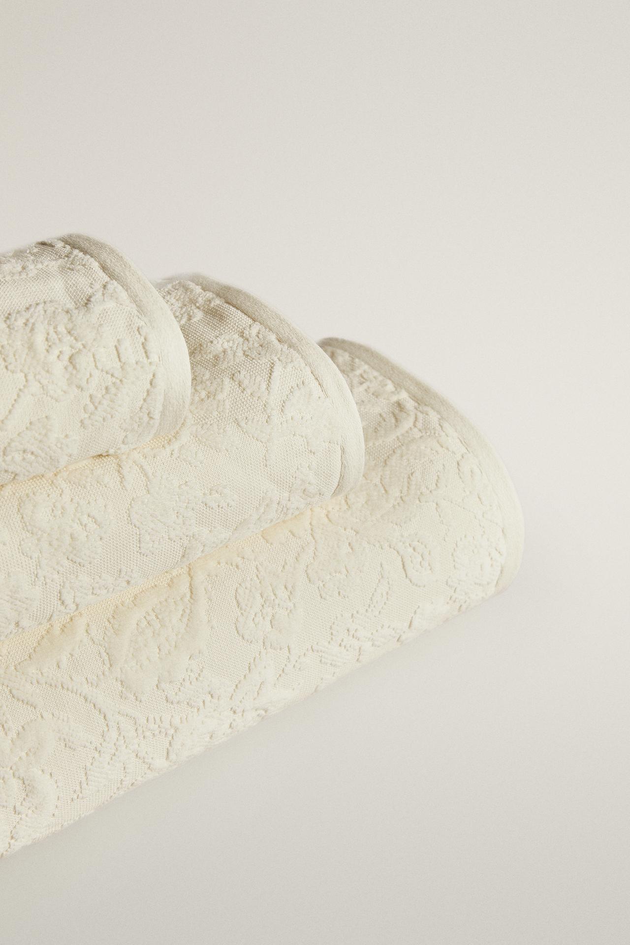 FLORAL JACQUARD BATH TOWEL — Ivory