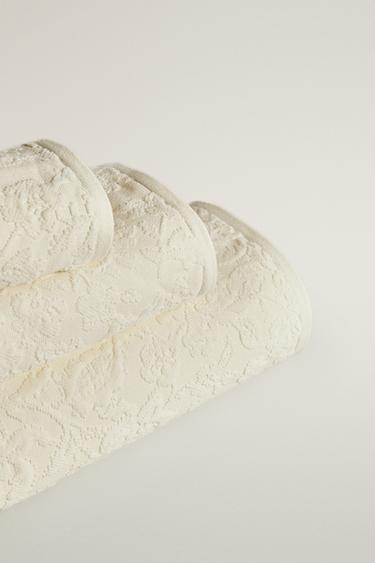 FLORAL JACQUARD BATH TOWEL — Ivory 2
