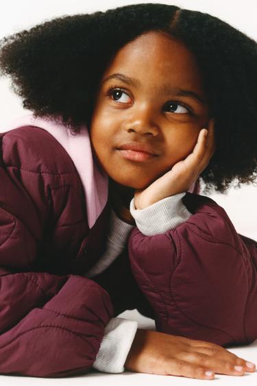 جاكيت منجد بغطاء رأس مطرز على شكل دب - بورجندي الخاص بـ Zara