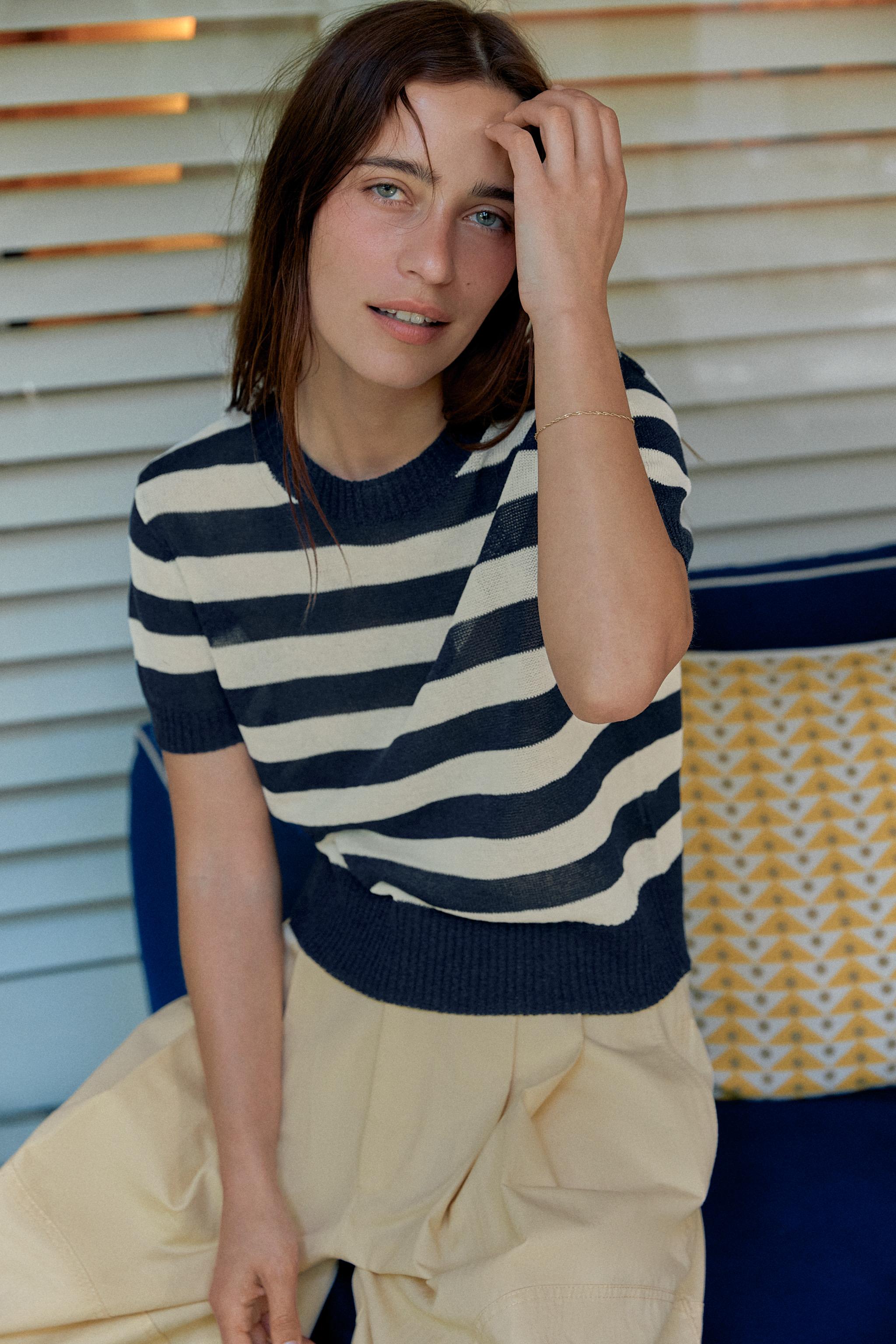 SHORT SLEEVE KNIT TOP — striped