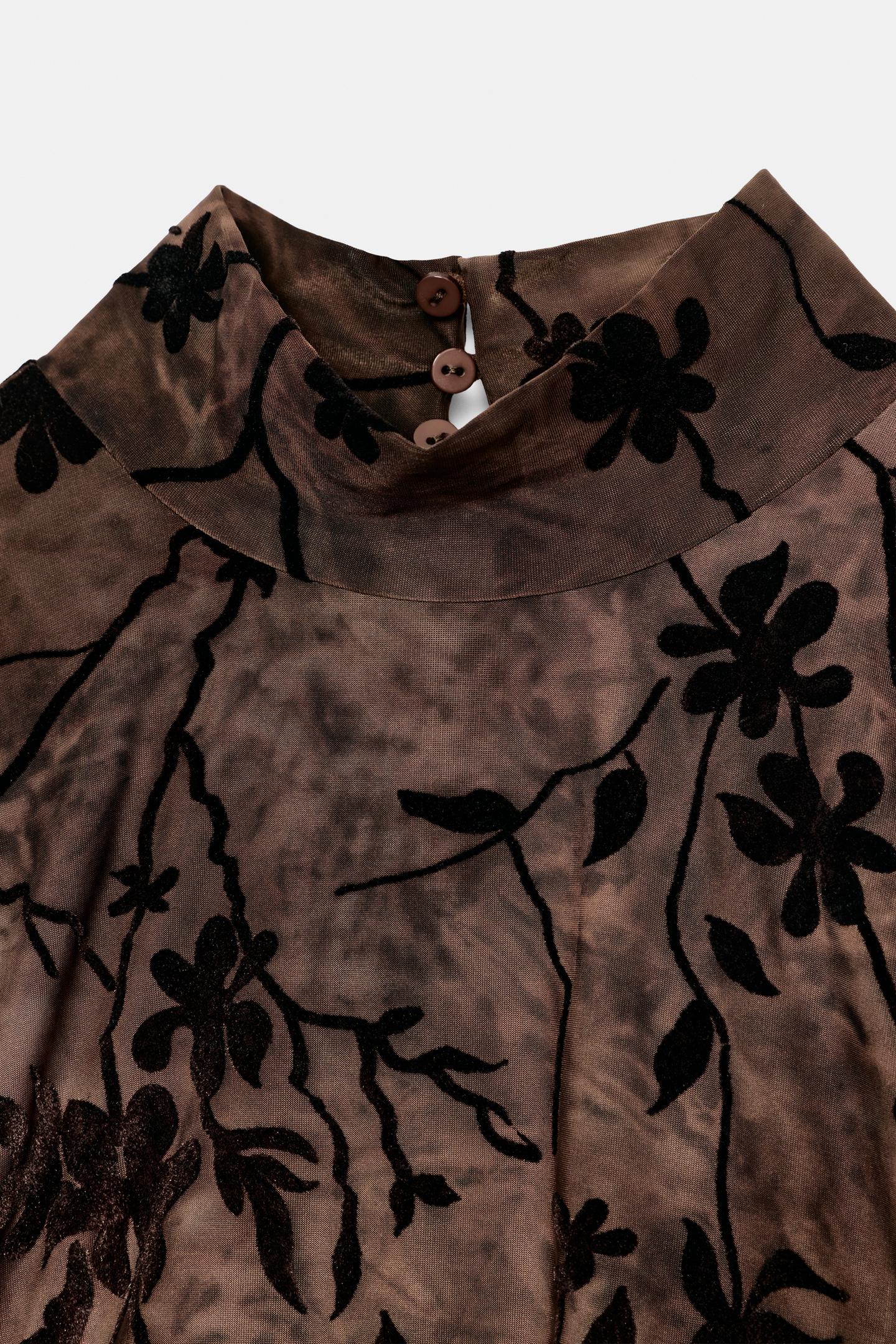 Женское платье Zara Flocked Mini Dress with Slit, цвет: Тёмный коричневый — фото 9