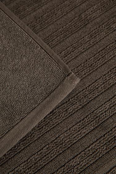 VELOUR BATH MAT WITH STRIPED TEXTURE - Dark mink by Zara - Image 2