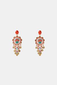 Zlat� n�u�nice s �erven�m kam�nkem, kruhov� p��v�sek s kv�tinov�m vzorem a kor�lky ve tvaru st�apc� v �erven� a tyrkysov� barv�.