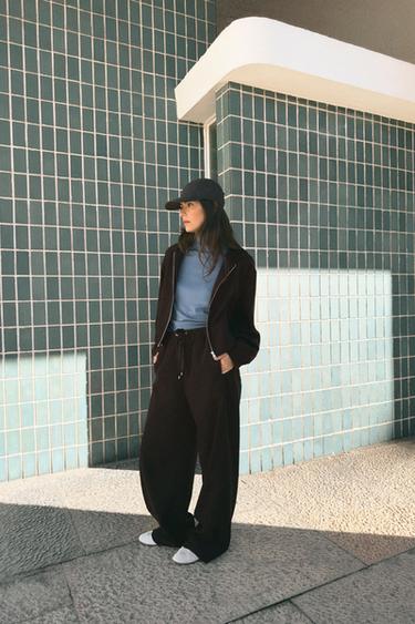 بنطلون واسع بخصر مرن - بني داكن الخاص بـ Zara