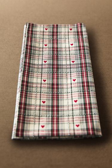 PACK OF COTTON CHRISTMAS TEA TOWELS WITH HEARTS (PACK OF 2) - Red by Zara - Image 4