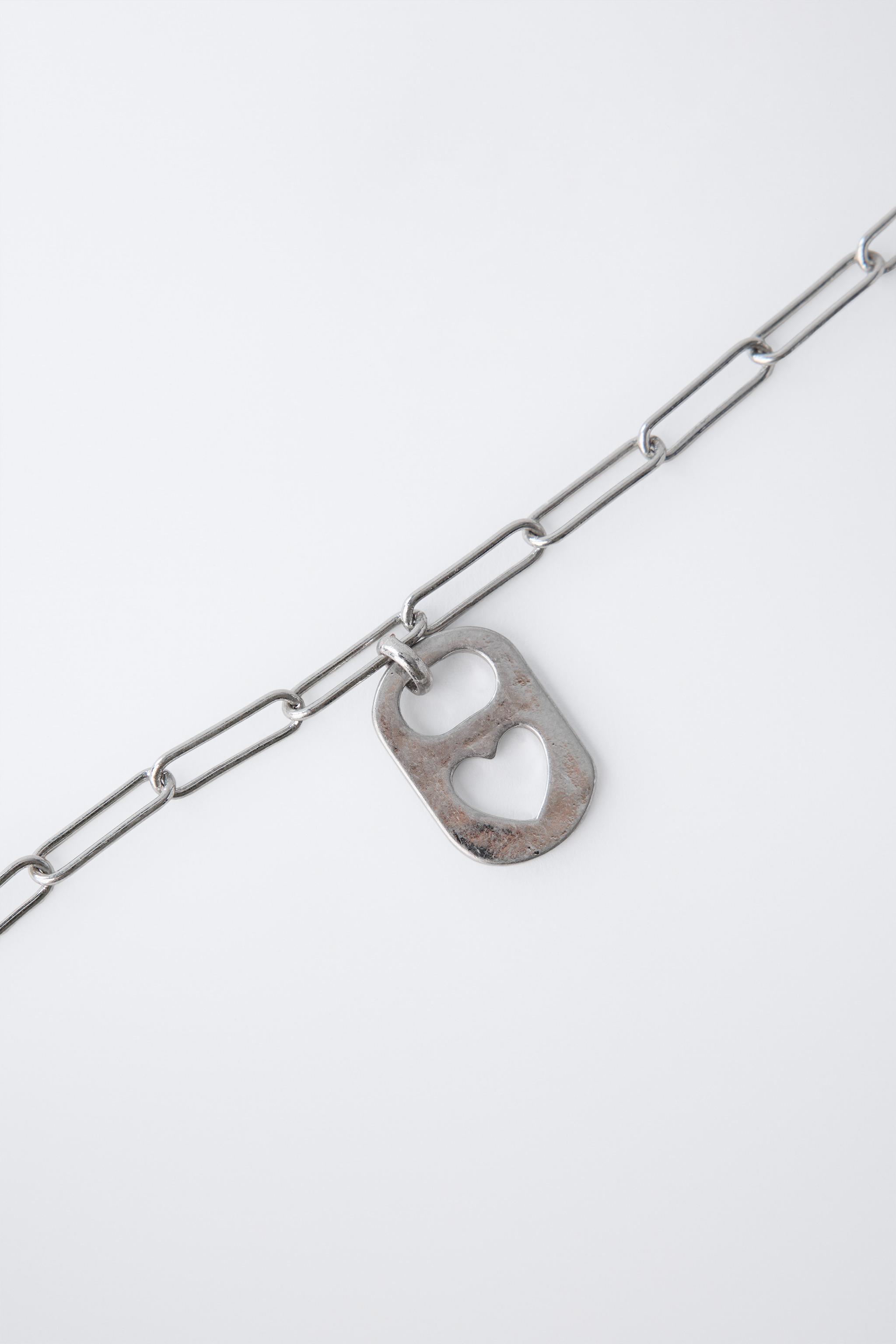 LOT DE DEUX COLLIERS AVEC PLAQUE ET DÉS