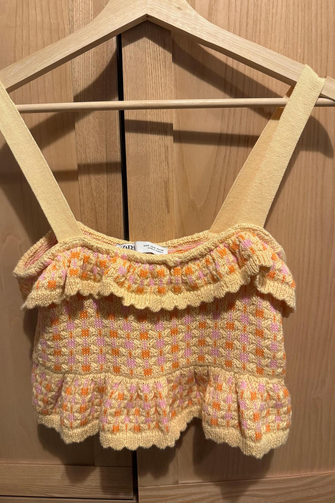 RUFFLED KNIT TOP