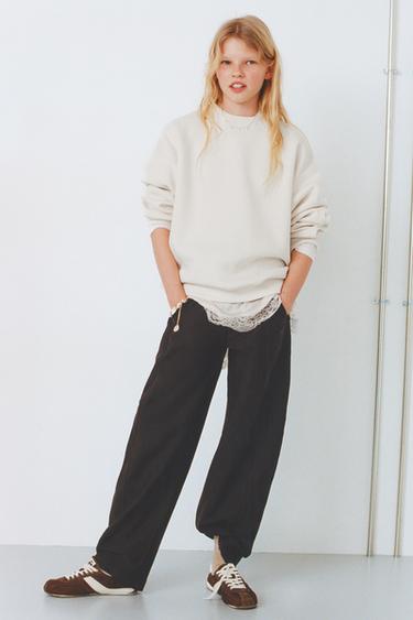 סווטשירט תחרה משולב - בז' של Zara