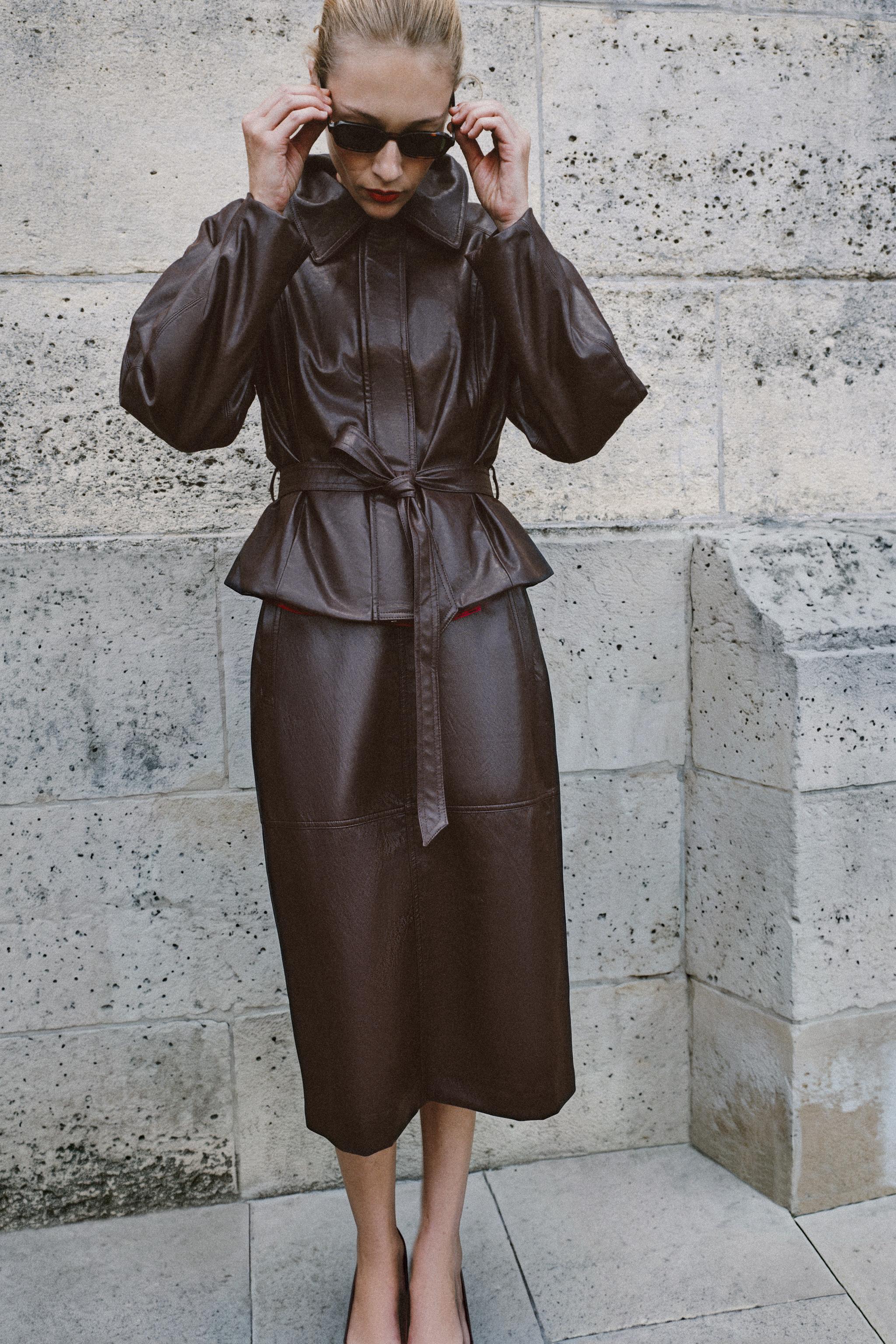 VESTE À CEINTURE EN MATIÈRE SYNTHÉTIQUE
