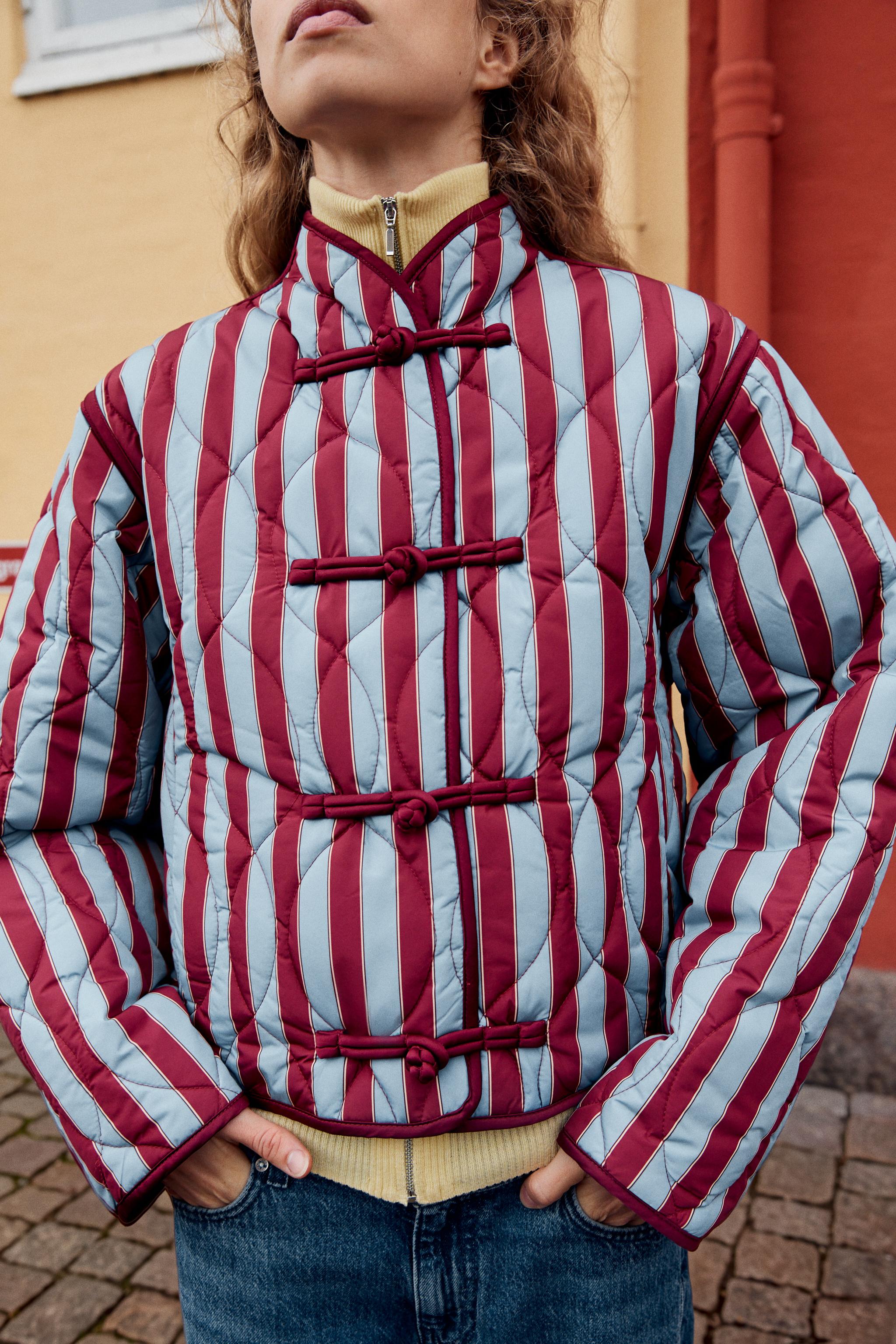 BLOUSON MATELASSÉ À RAYURES ET BRANDEBOURGS