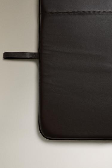TAPIS EN CUIR DE SPORT - Marron de Zara - Image 1