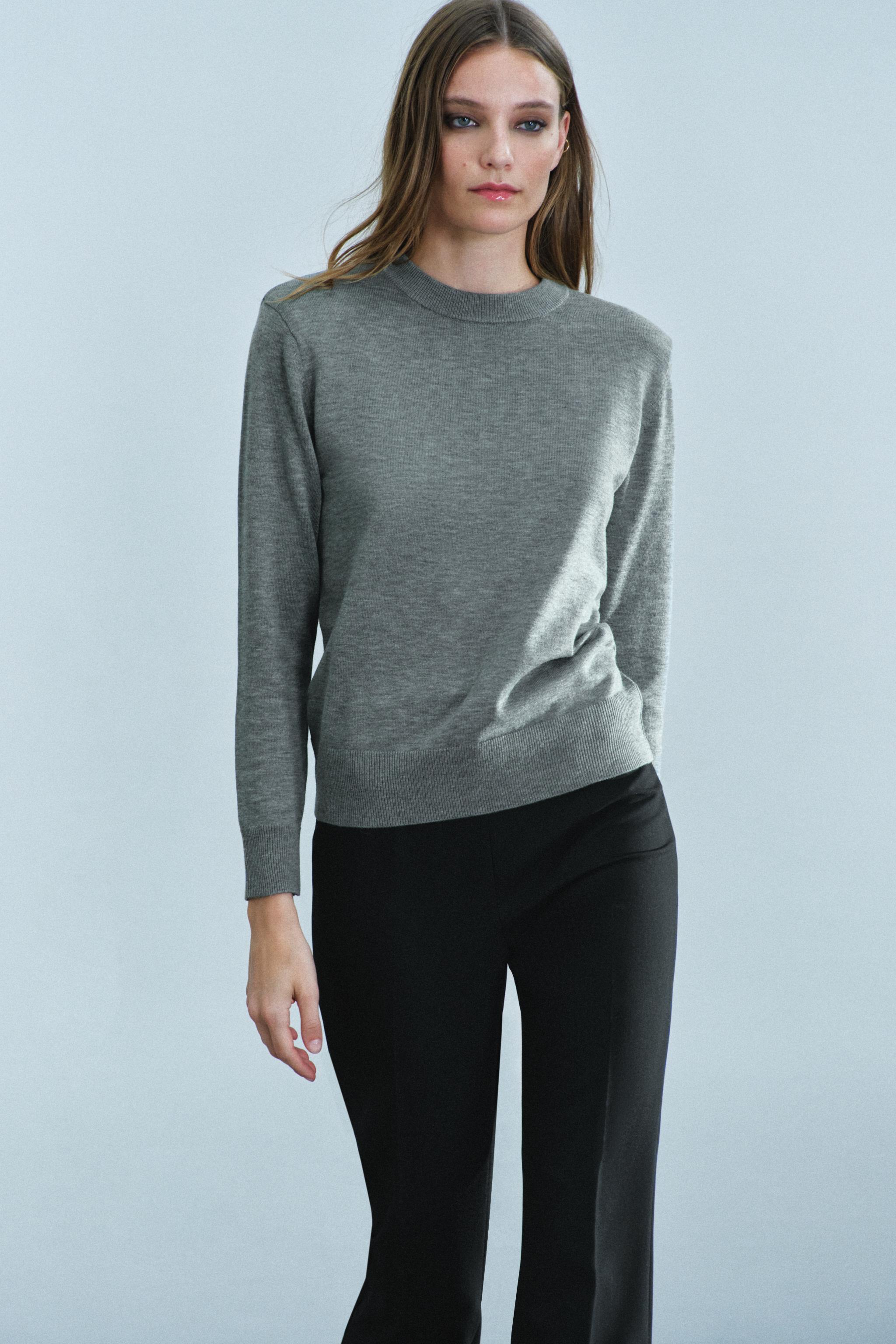 PULL EN MAILLE À ÉPAULETTES