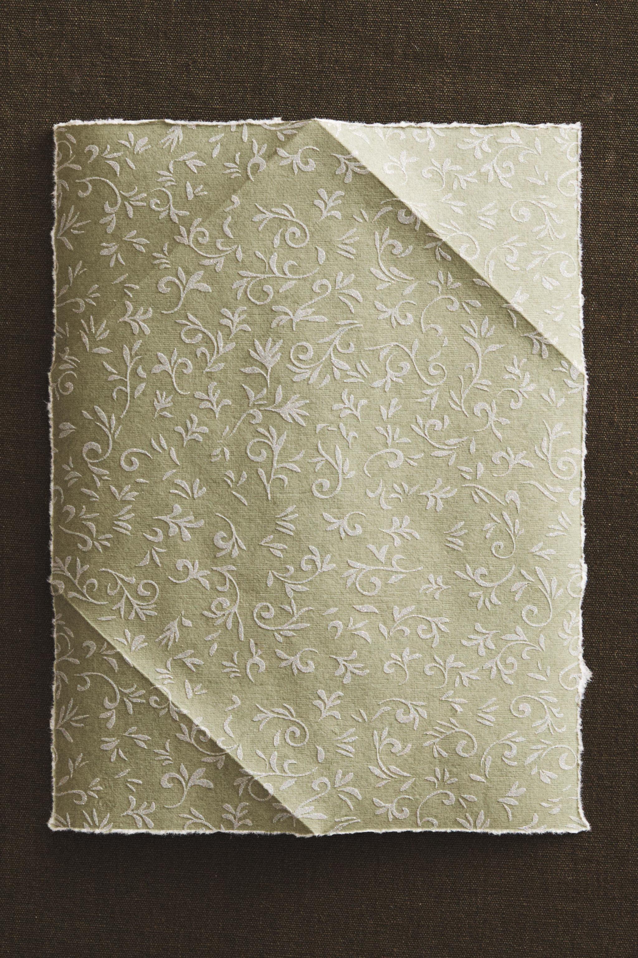 CHRISTMAS GLITTER LEAF WRAPPING PAPER