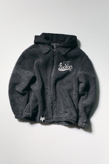 OVERSHIRT MIT LAMMFELLIMITAT UND ABNEHMBARER KAPUZE MIT ZOO YORK® X ZARA-STICKEREI - Grau von Zara
