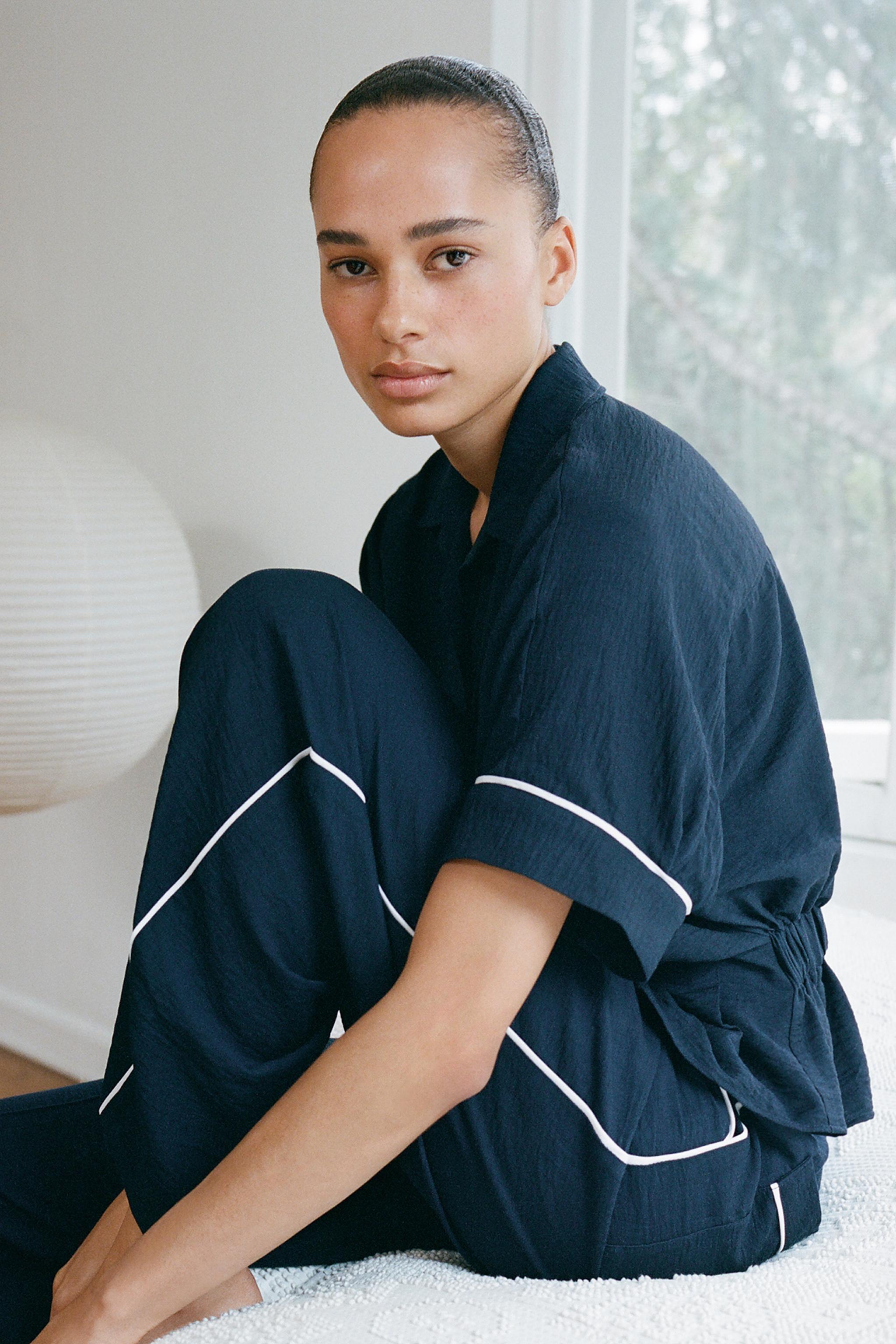 CONTRAST TRIM PLEATED SHIRT