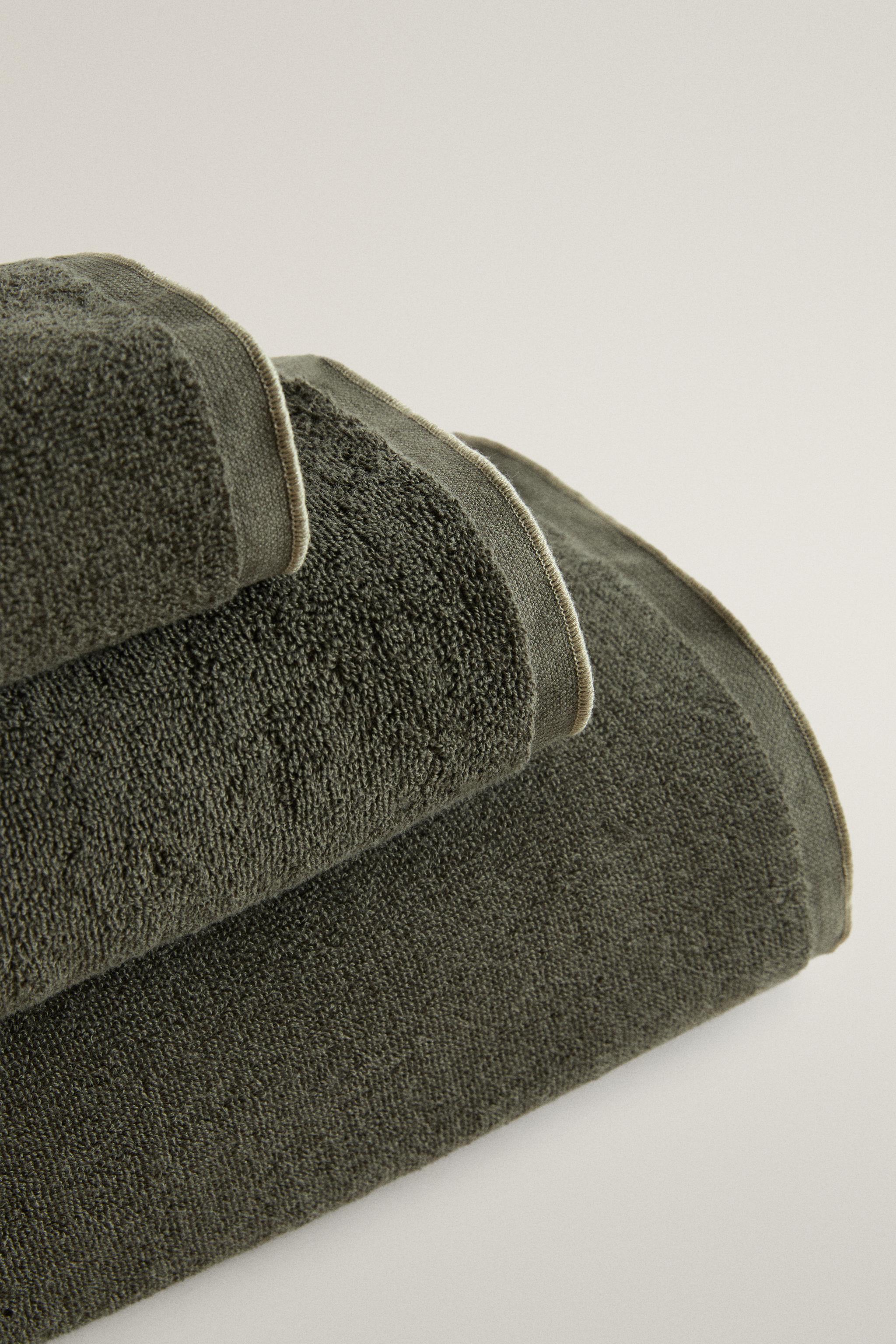 STITCHED AND CONTRAST-PIPED BATH TOWEL