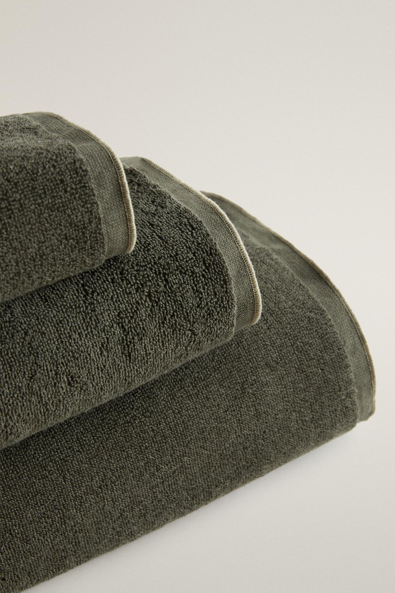 STITCHED AND CONTRAST-PIPED BATH TOWEL — Dark green