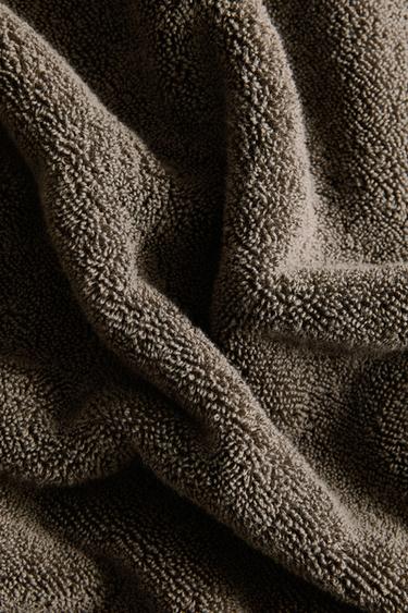 منشفة حمام قطن فائقة النعومة (700 غxم²) - فيسون داكن الخاص بـ Zara