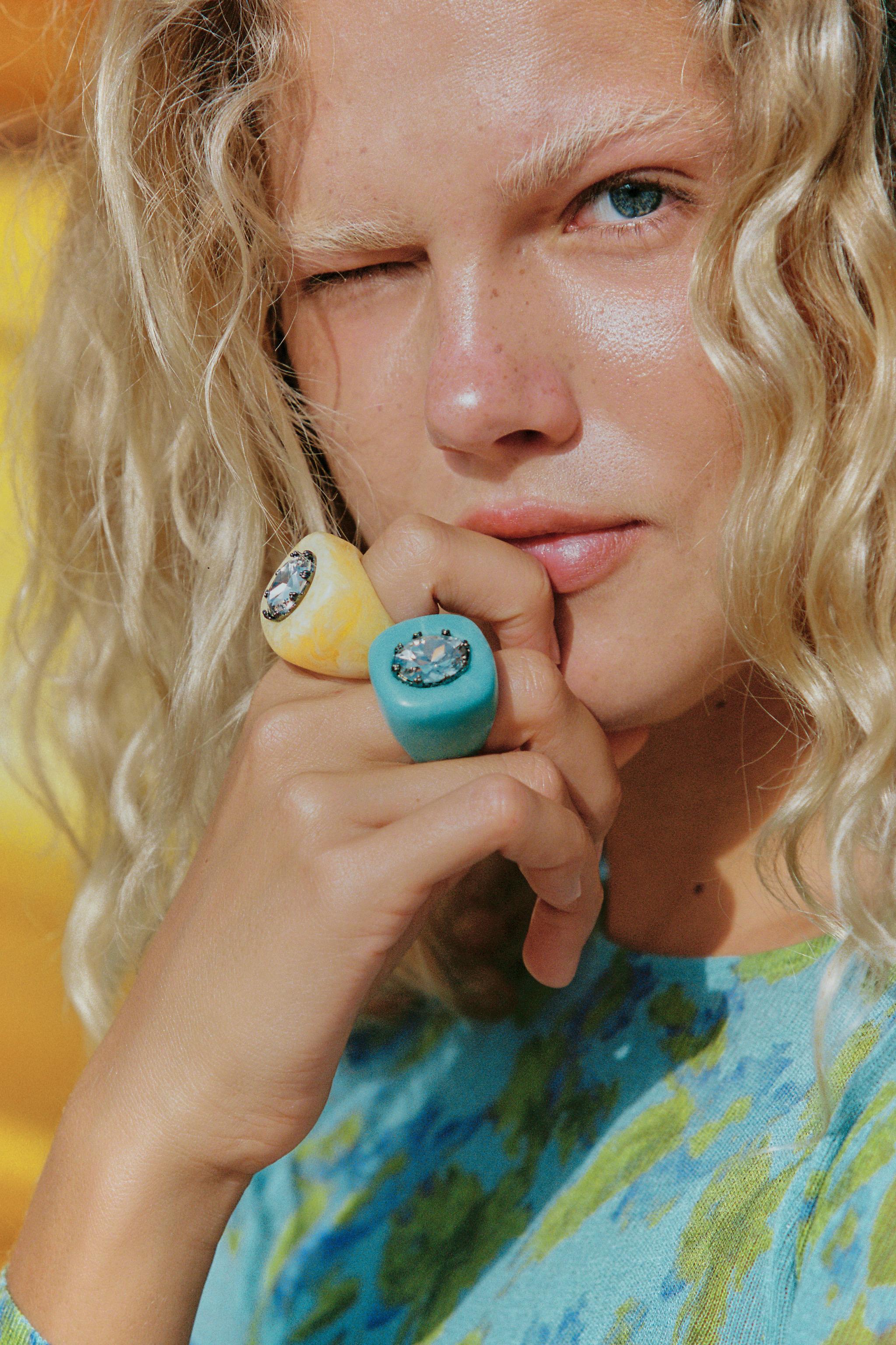 JEWELED RESIN RING — Light blue