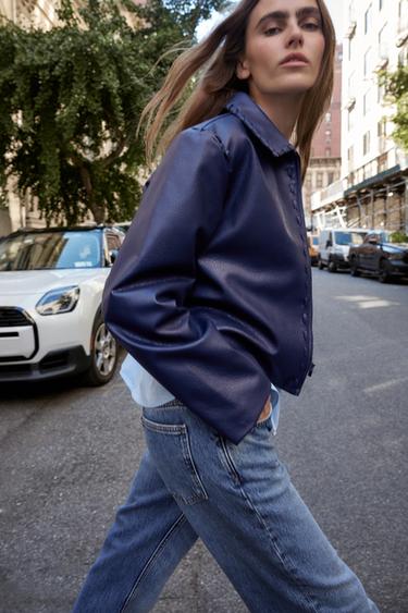 CAZADORA EFECTO PIEL - Azul de Zara