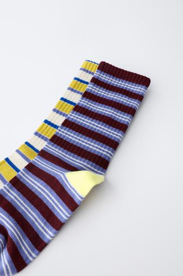 LOT DE DEUX PAIRES DE CHAUSSETTES MONTANTES À RAYURES - Multicolore de Zara - Image 1