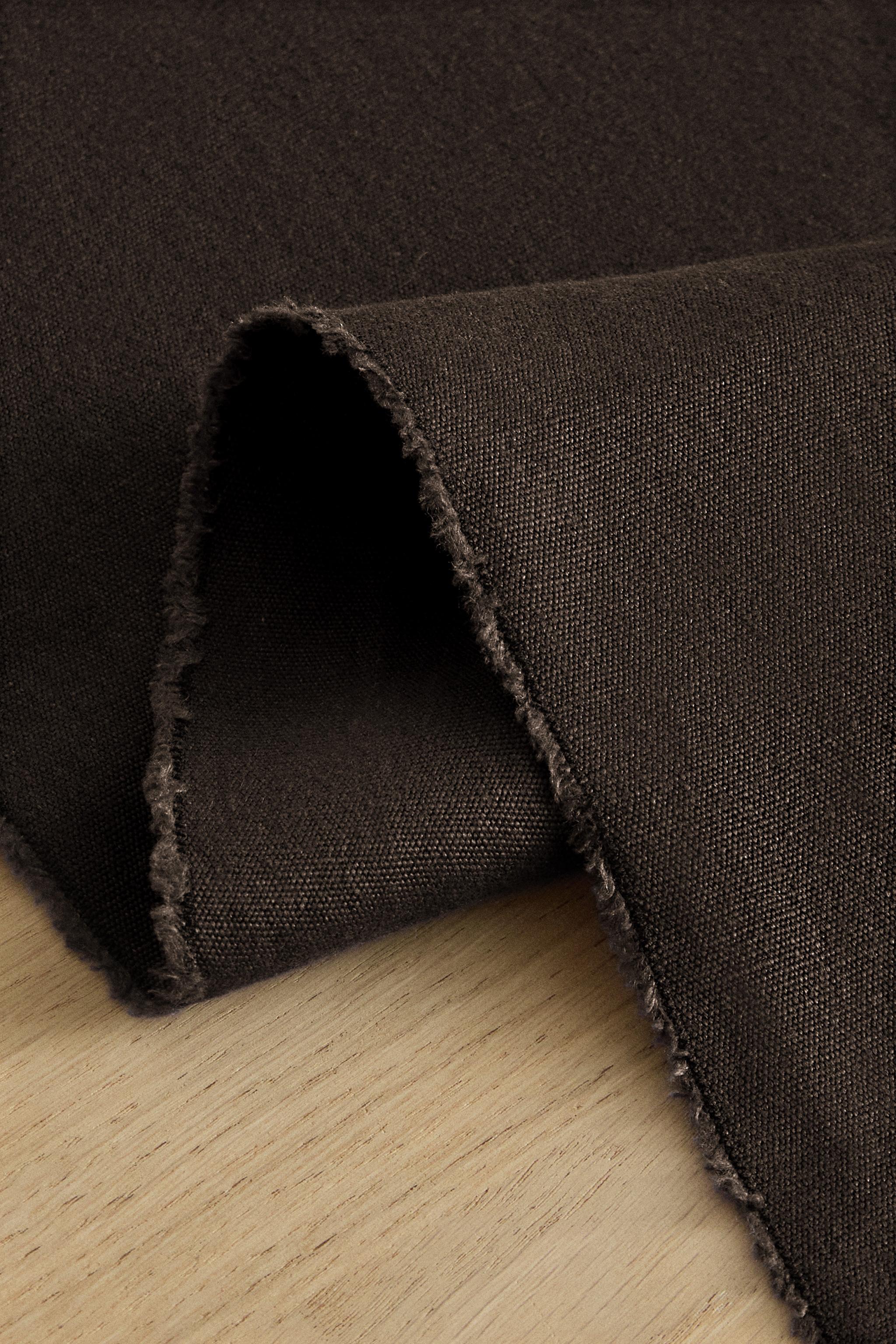 TABLE RUNNER 01
