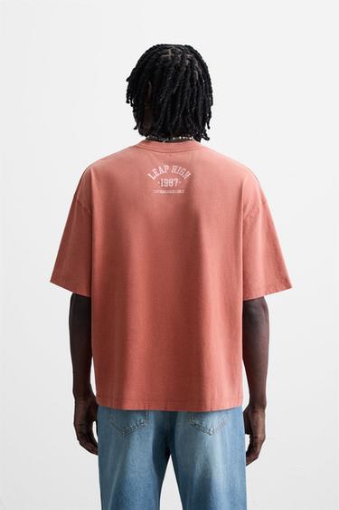 T-SHIRT IMPRIMÉ VARSITY - Rouge de Zara - Image 2