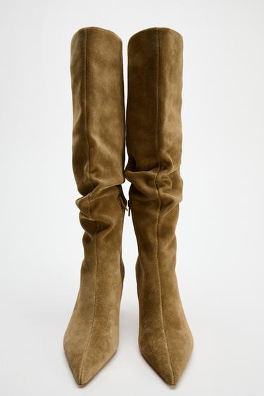 BOTTES À TALONS FRONCÉES EN CROÛTE DE CUIR - Marron sable de Zara - Image 2