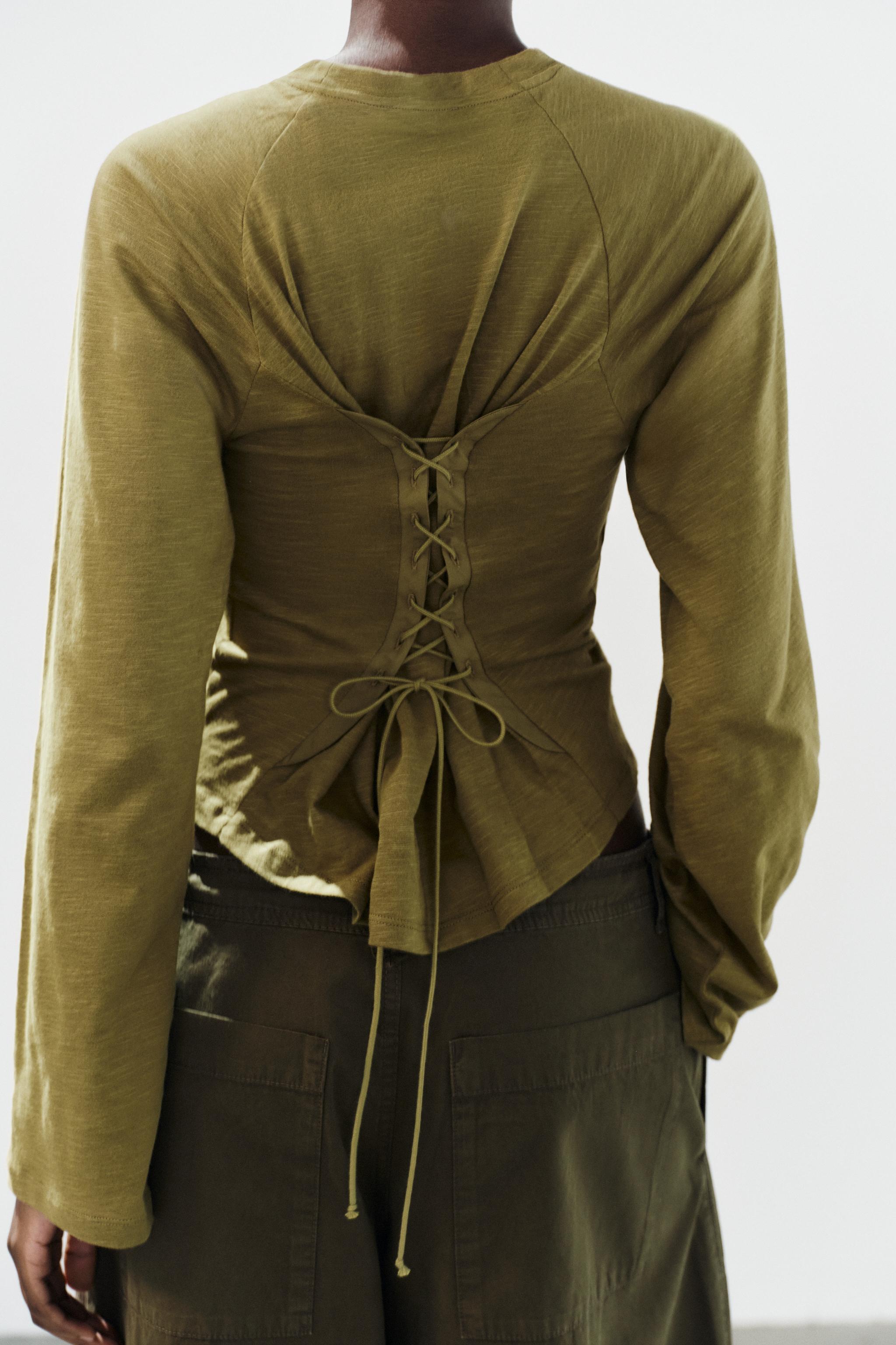 T-SHIRT AVEC CEINTURE DANS LE DOS