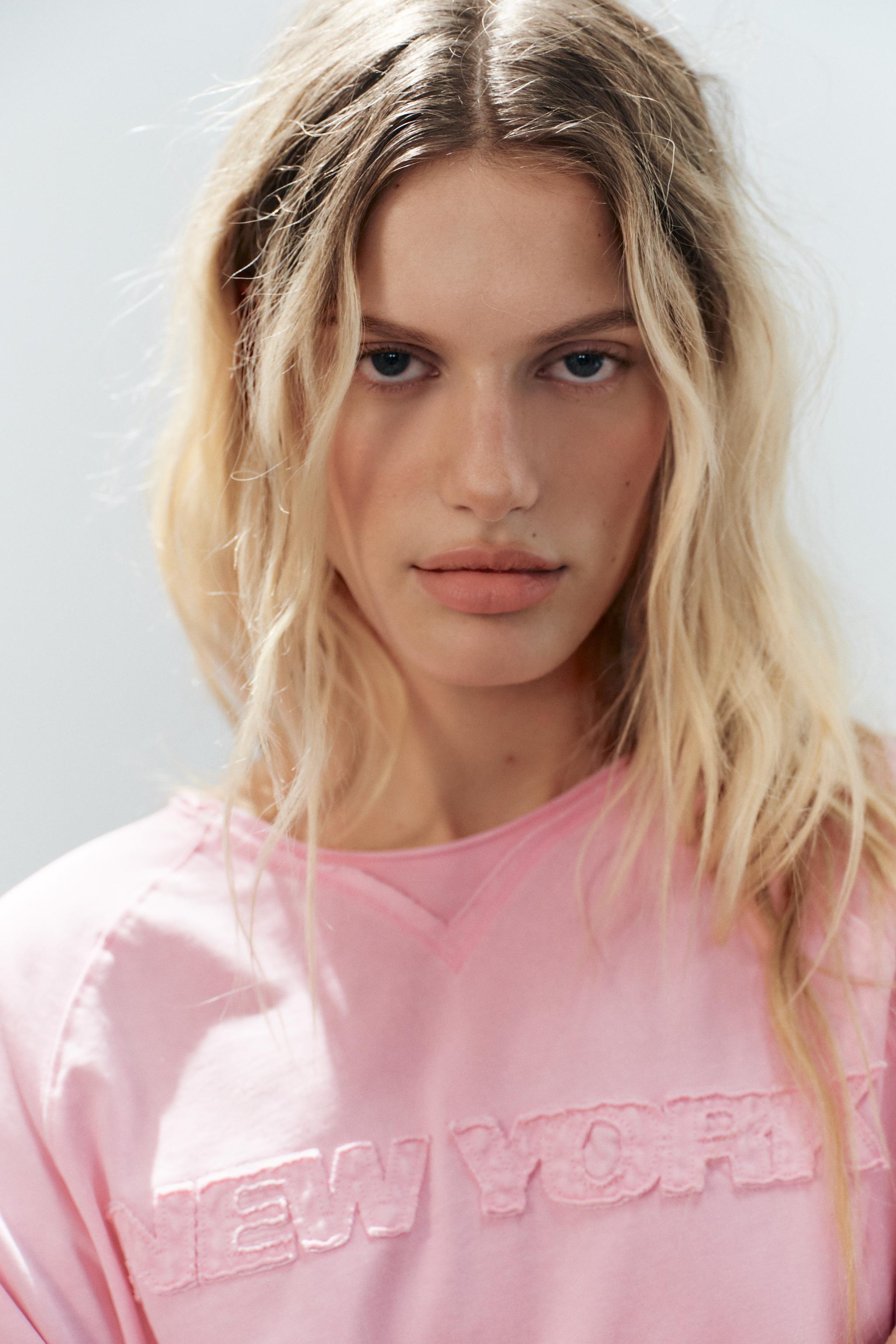 T-SHIRT EFFET DÉLAVÉ À BRODERIES