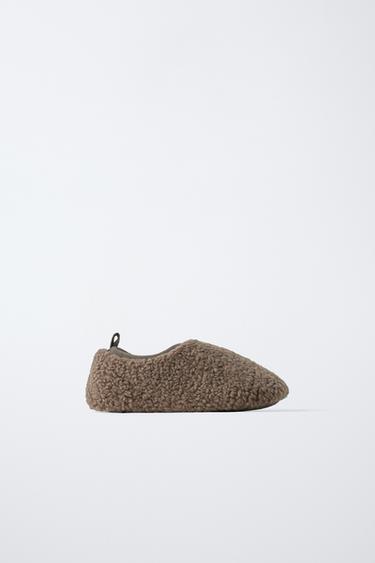 ТАПОЧКИ ИЗ ИСКУССТВЕННОЙ ОВЧИНЫ — TIMELESZ — КОРИЧНЕВЫЙ от Zara — изображение 0