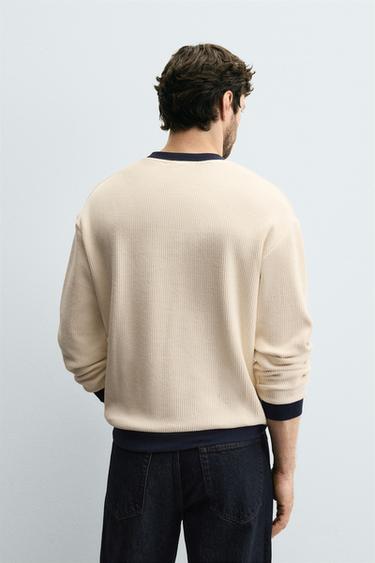 SWEATSHIRT MIT WAFFELSTRUKTURMUSTER UND KONTRAST - Cremefarben von Zara