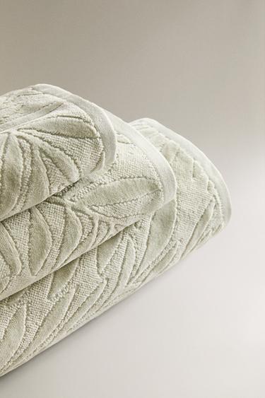 JACQUARD LEAF BATH TOWEL - Green by Zara - Image 1