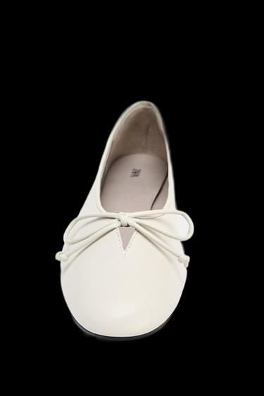 BAILARINA PIEL SOFT LAZO - Blanco Crudo de Zara