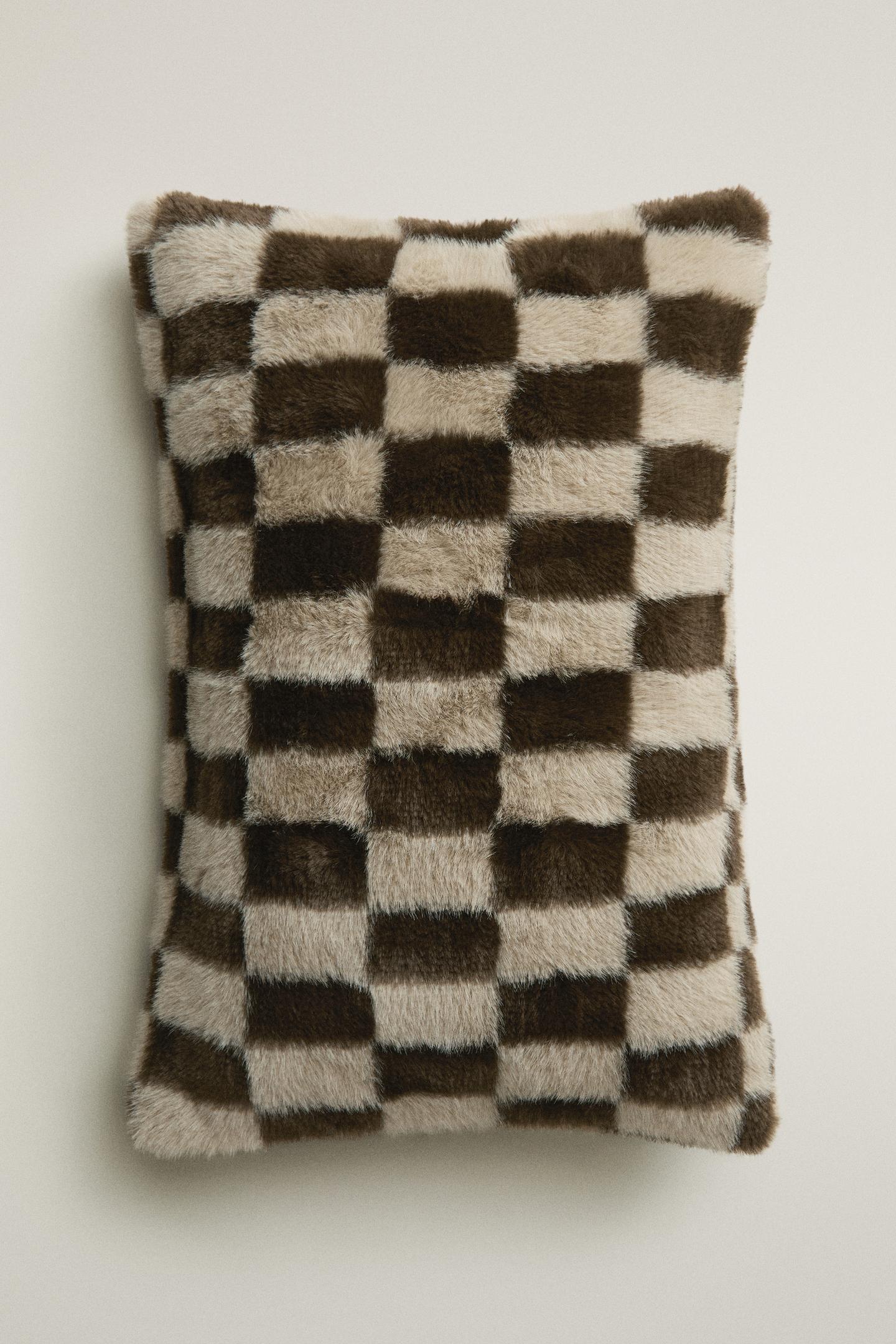 Подушка Zara Checkerboard Fur Throw Pillow Cover, цвет: Светлый бежевый