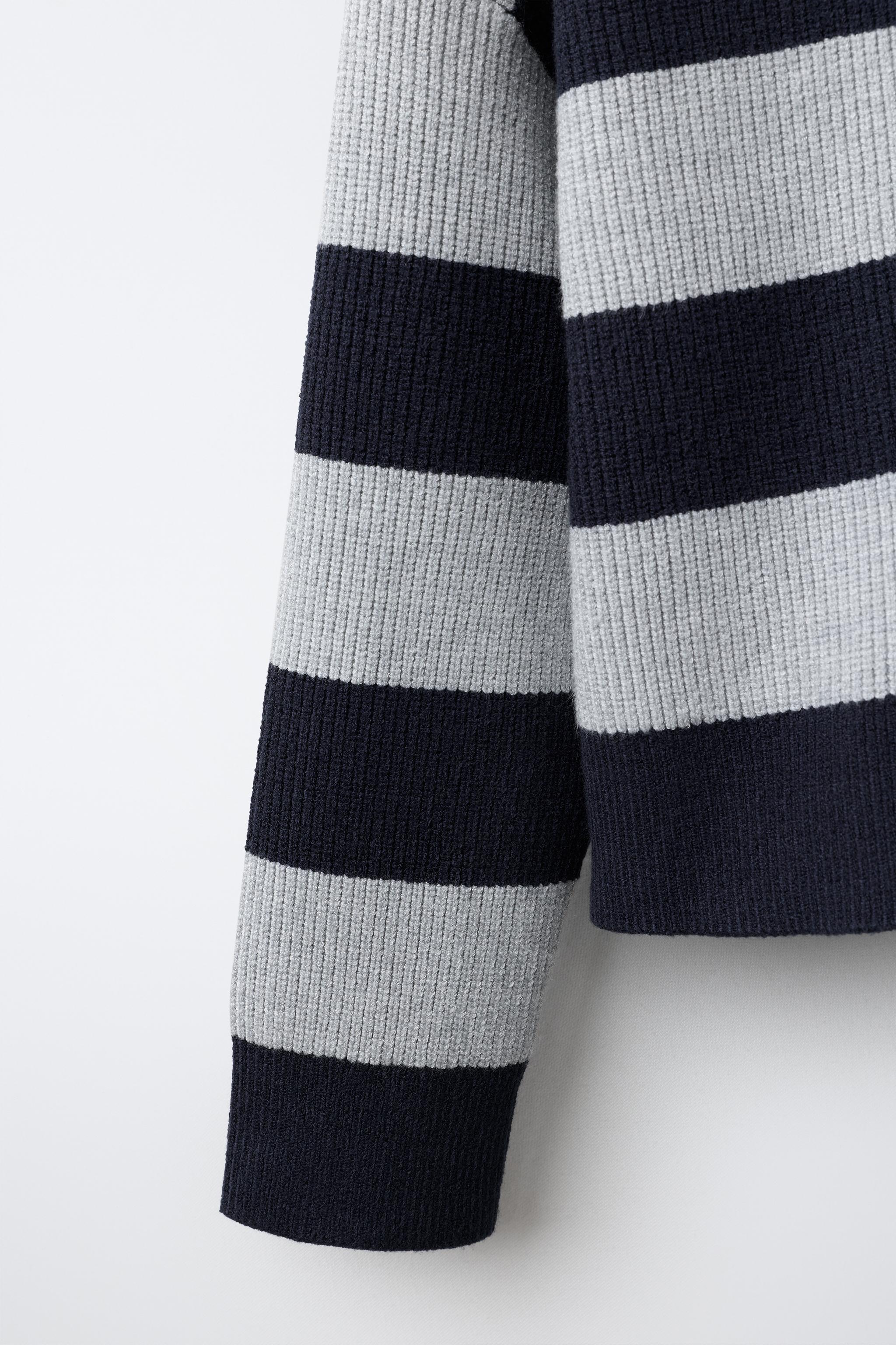 GILET EN MAILLE À CAPUCHE ET RAYURES