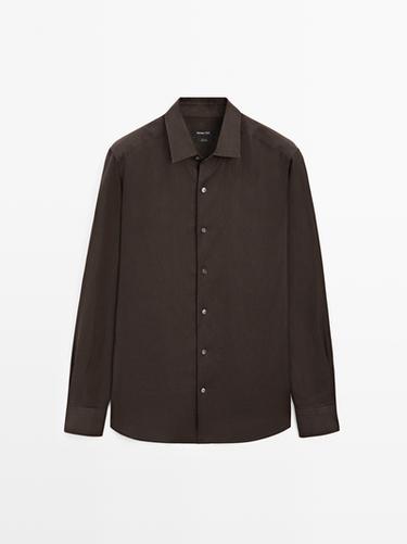 Camisa regular fit ligera lino - Marrón de Zara