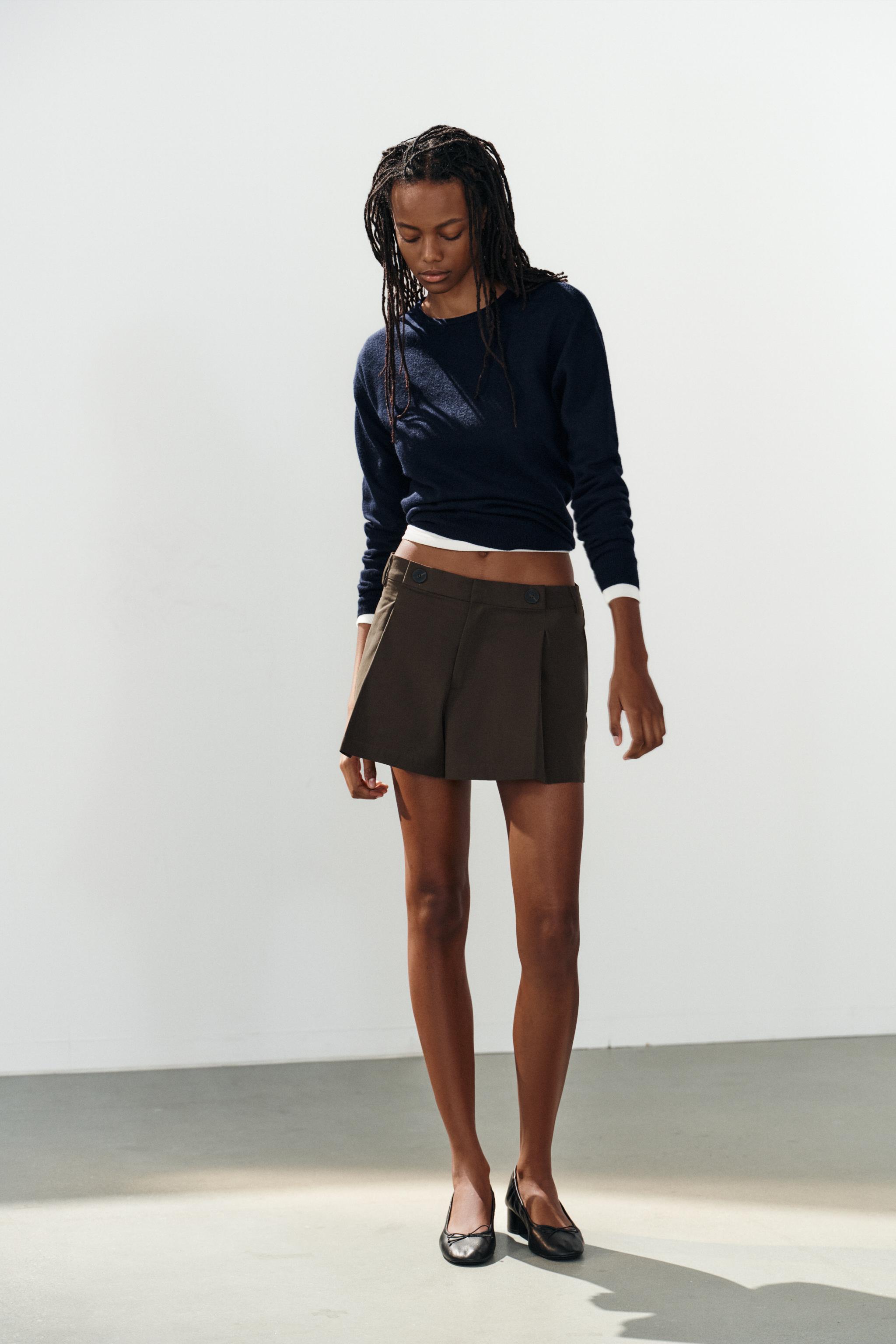 PLEATED BUTTON SHORTS — Brown