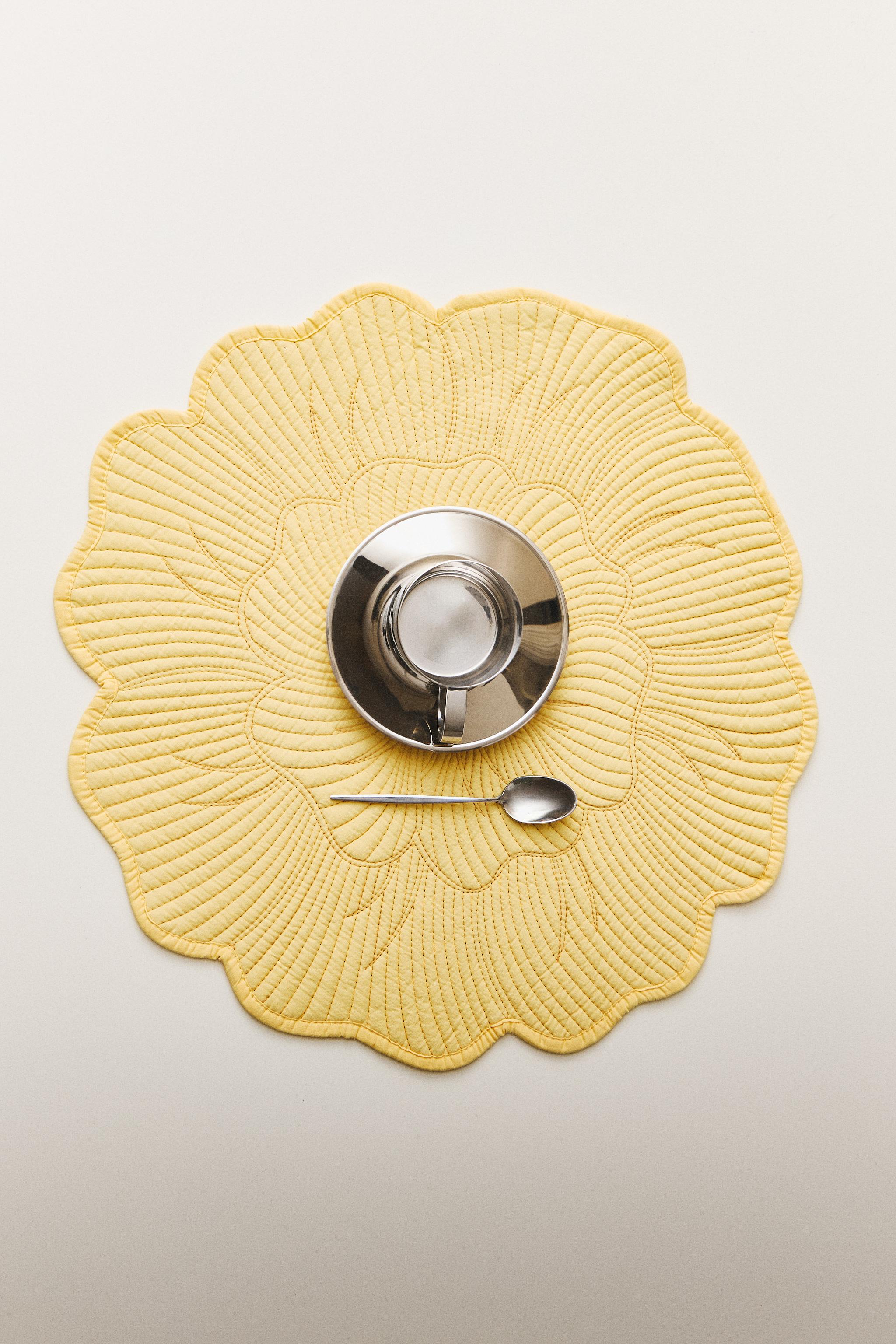 QUILTED FLORAL PLACEMAT — Yellow
