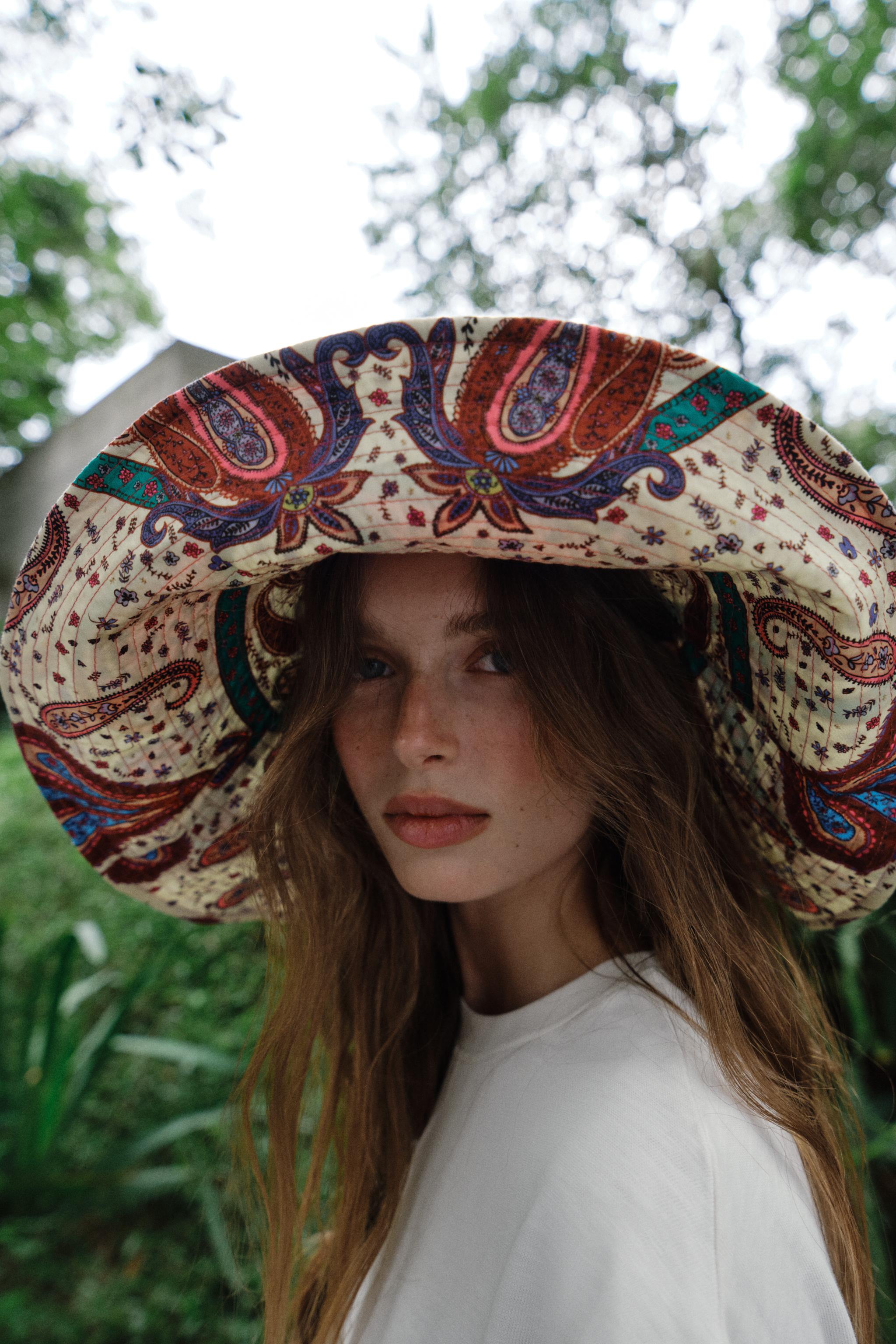 CHAPEAU MAXI BORD IMPRIMÉ PAISLEY