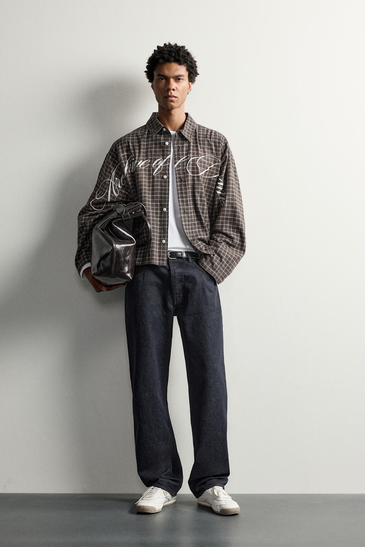Мужская рубашка Zara Embroidered Text Boxy Fit, цвет: Коричневый