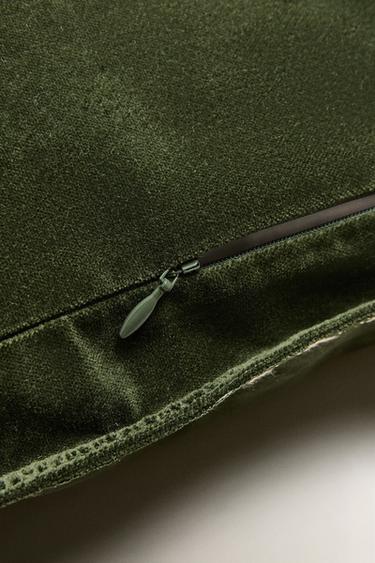 VELVET CHRISTMAS CUSHION COVER WITH EDGE DETAIL - Green by Zara - Image 3