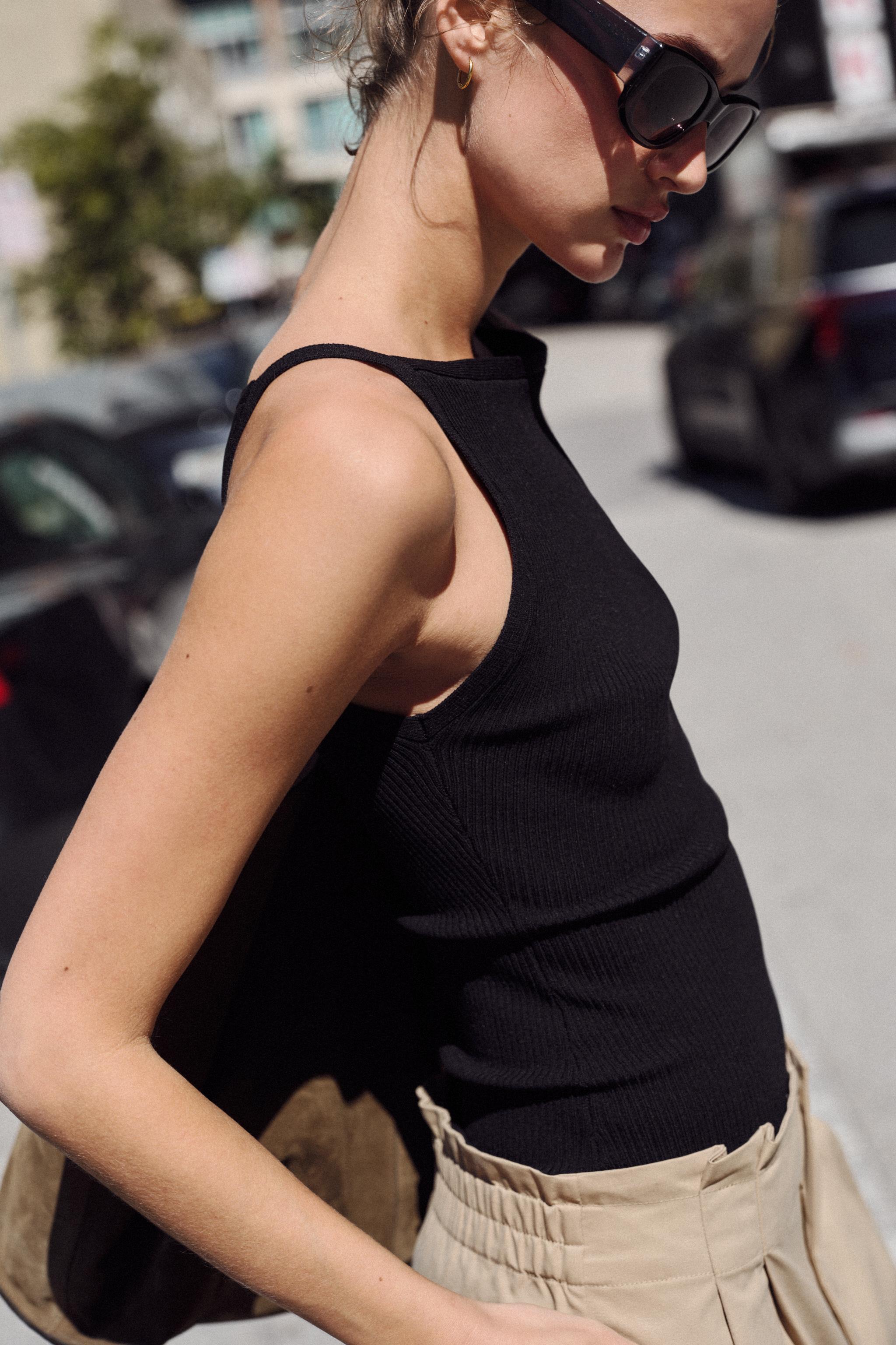 RIBBED KNIT HALTER TOP