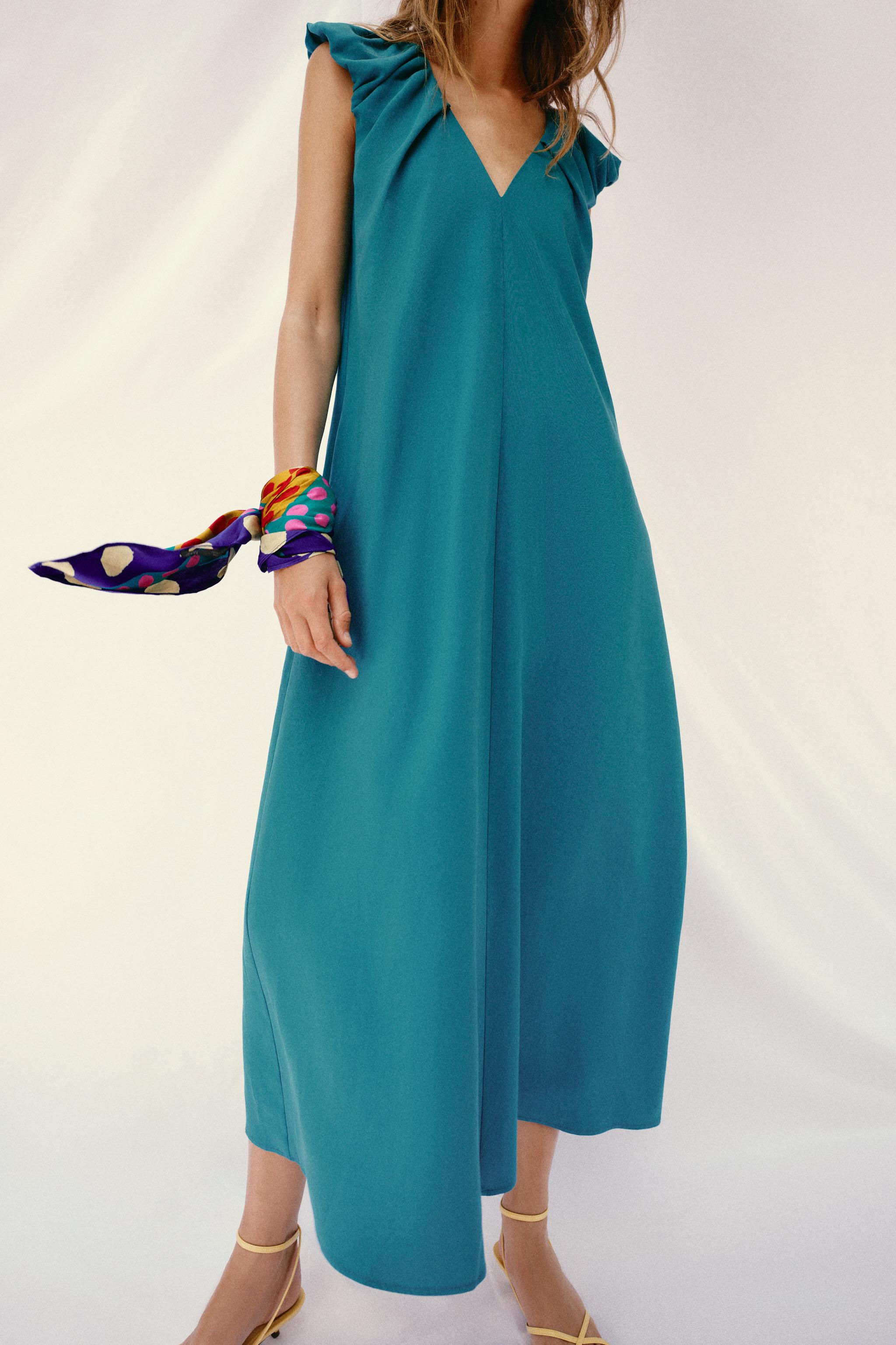 LONG DRESS WITH DEFINED SHOULDERS