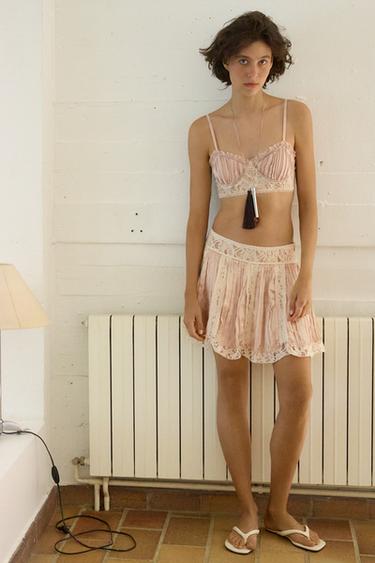 Falda mini plisada de encaje con cuentas