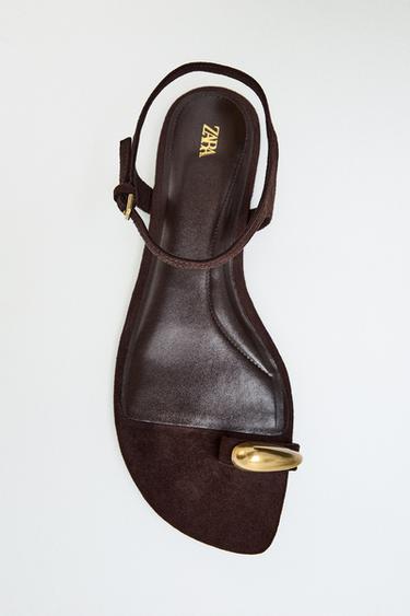 صندل بتفصيل معدني - بني الخاص بـ Zara