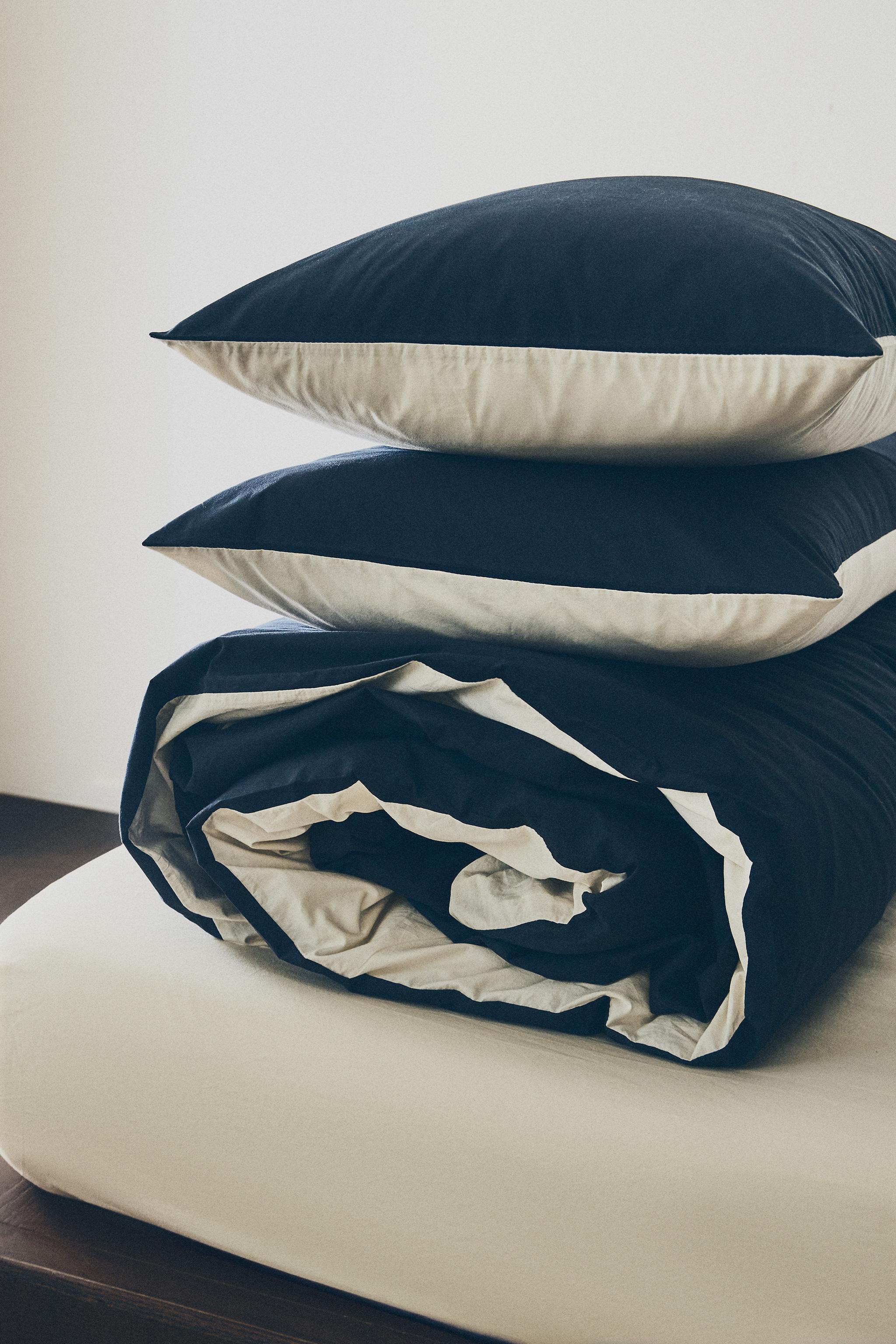 REVERSIBLE PERCALE BEDDING SET (200 THREAD COUNT)